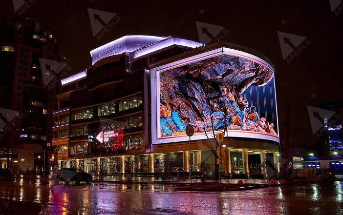 Outdoor naked-eye 3D louver-style mesh curtain LED screen effect in Russia